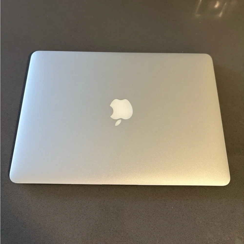 2017/2018 Apple MacBook Air 13 in. - Sleek Silver Design